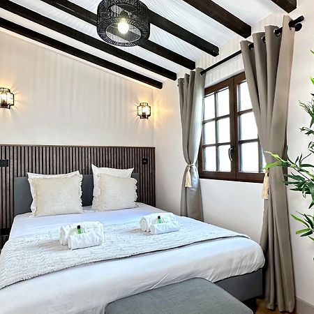 Le Marais' Finest Luxurious Apartment Paris Eksteriør billede