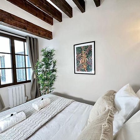 Le Marais' Finest Luxurious Apartment Paris Eksteriør billede