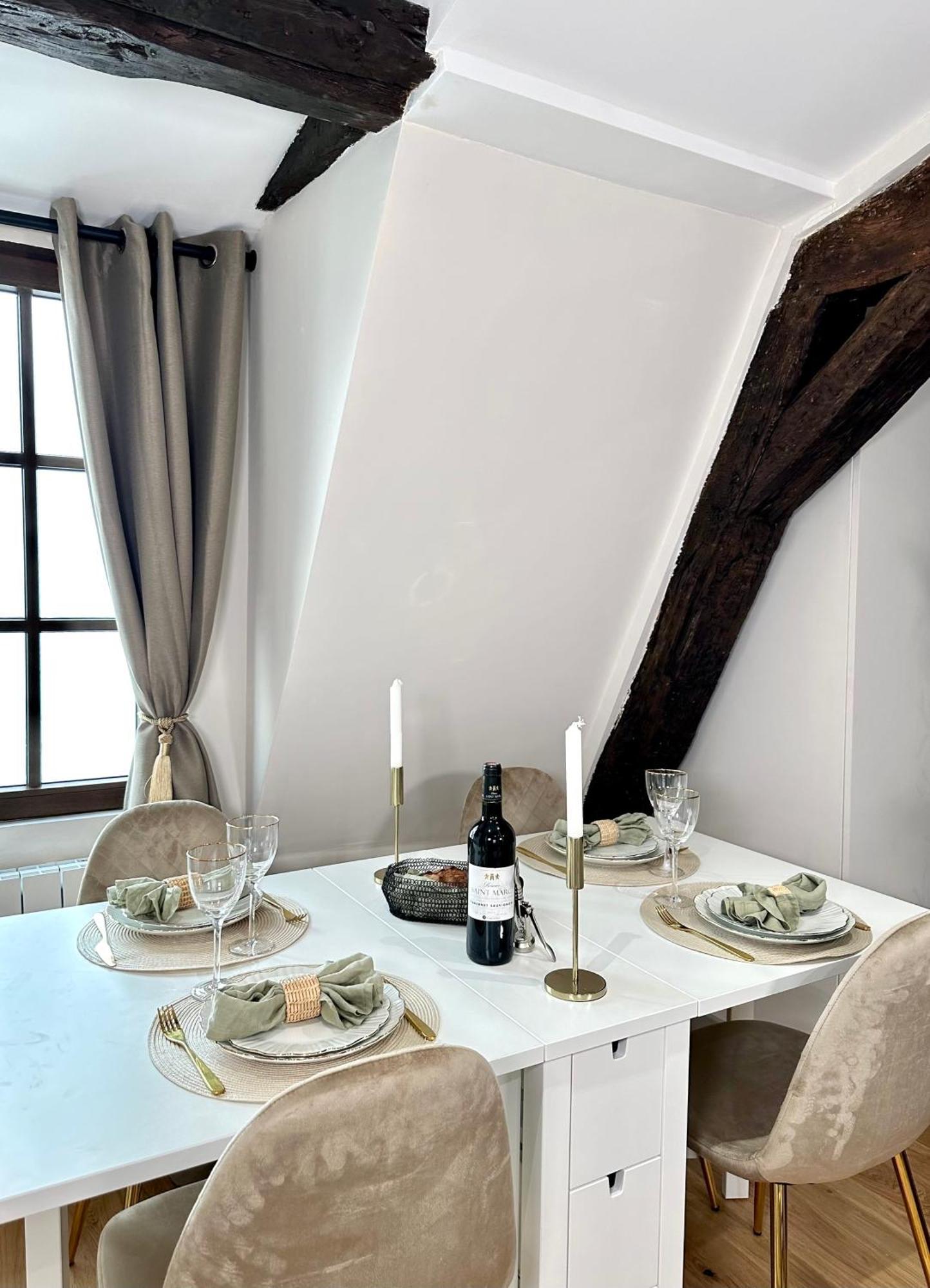 Le Marais' Finest Luxurious Apartment Paris Eksteriør billede