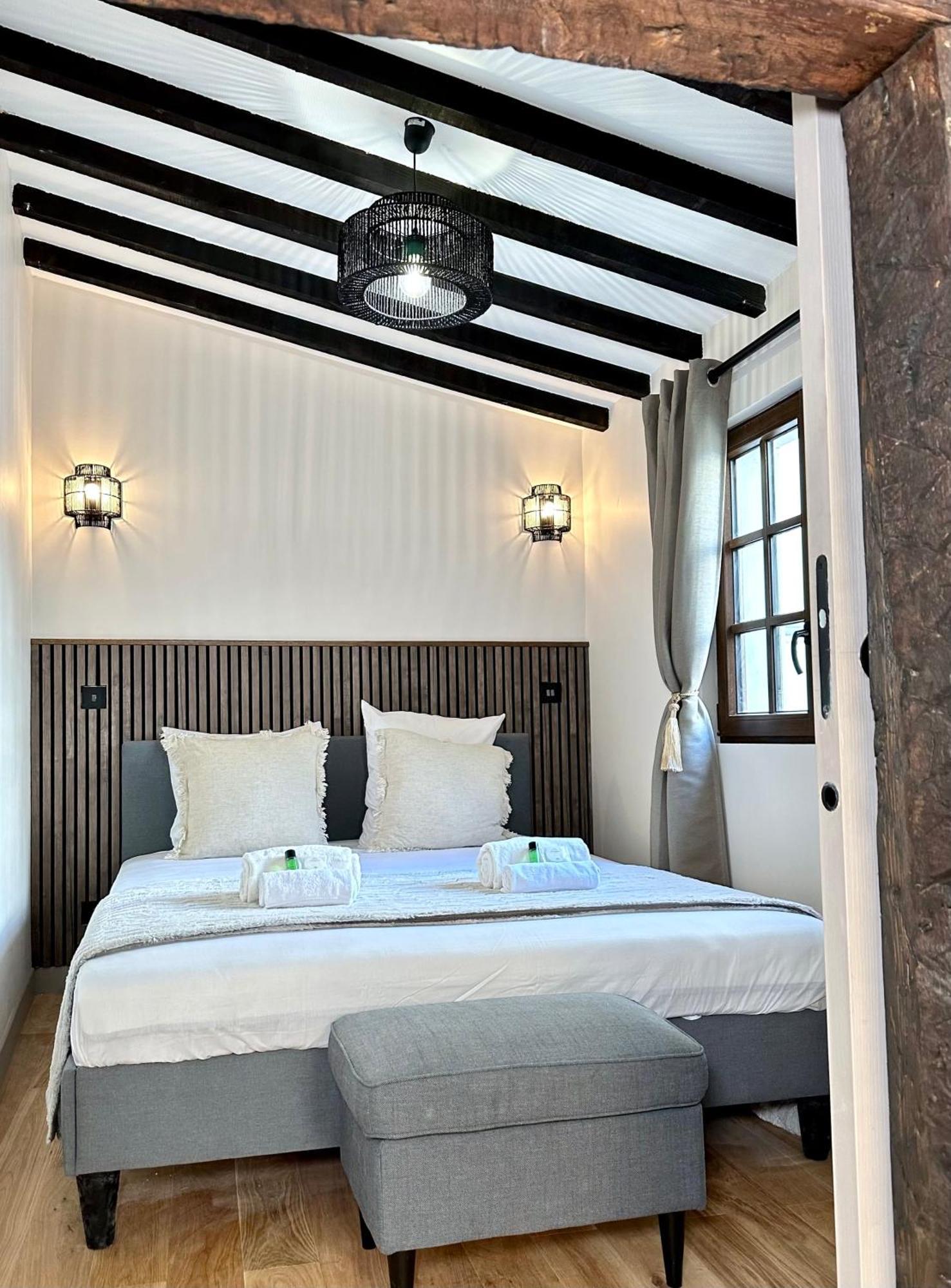 Le Marais' Finest Luxurious Apartment Paris Eksteriør billede