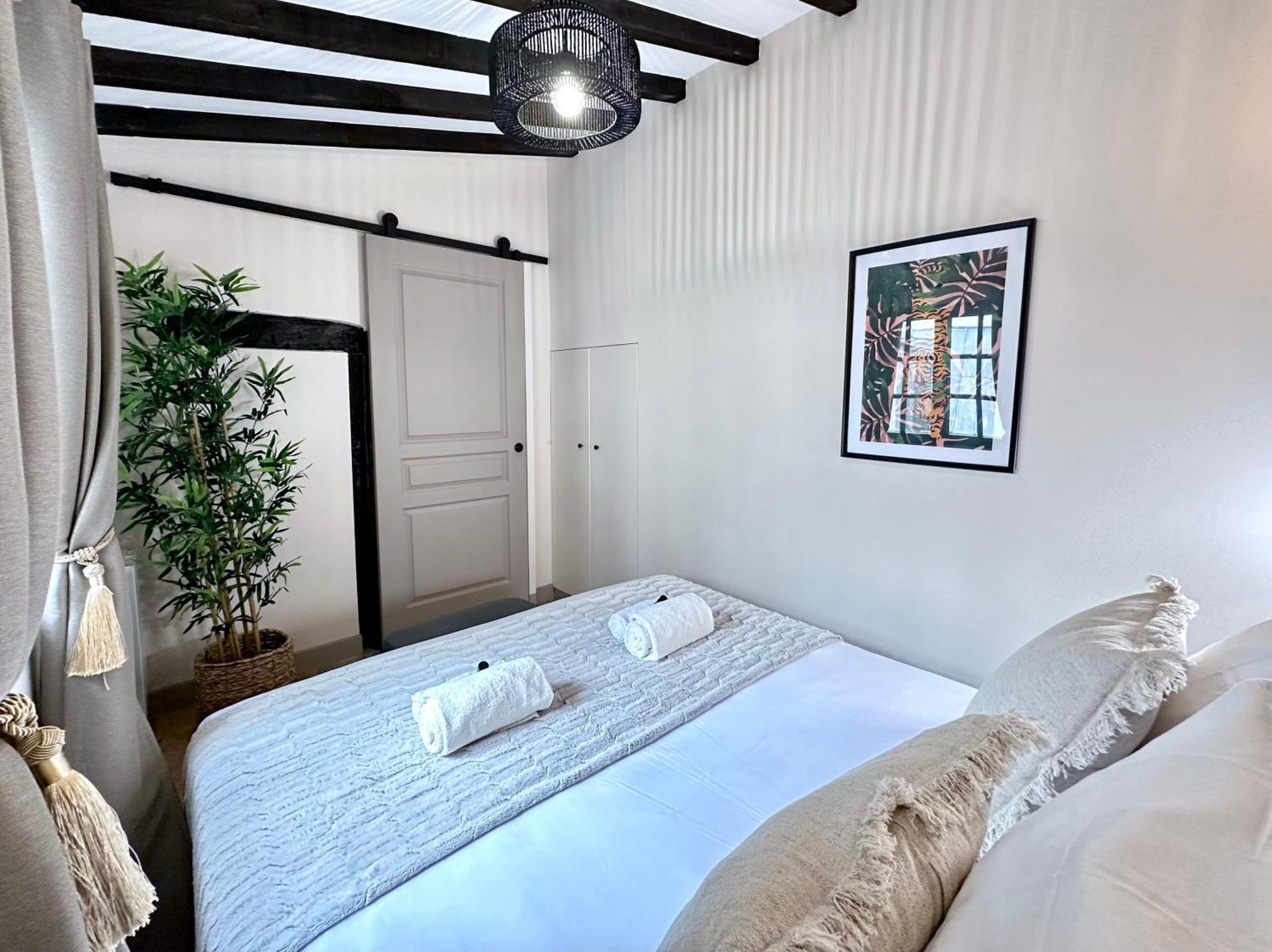 Le Marais' Finest Luxurious Apartment Paris Eksteriør billede