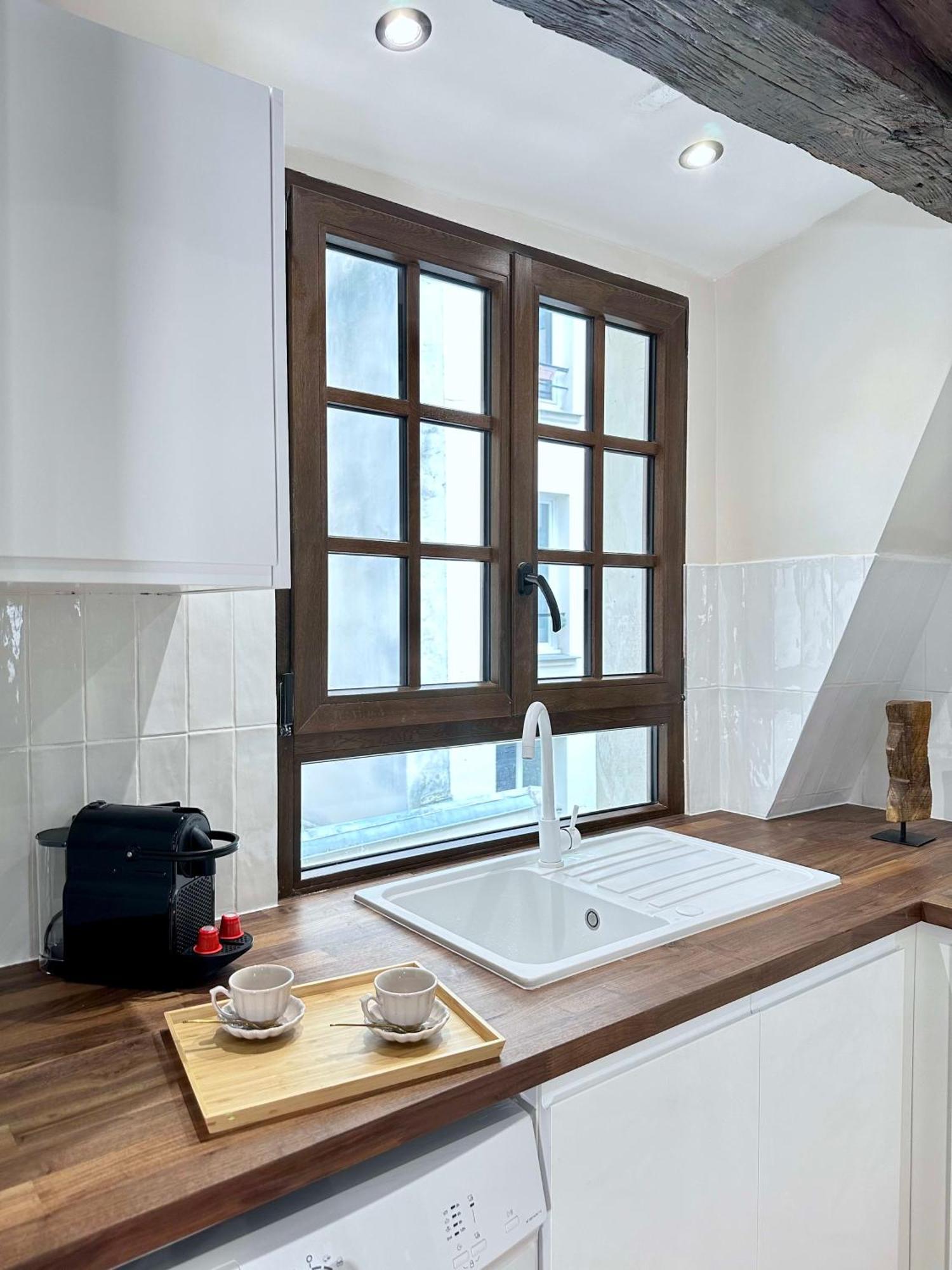 Le Marais' Finest Luxurious Apartment Paris Eksteriør billede