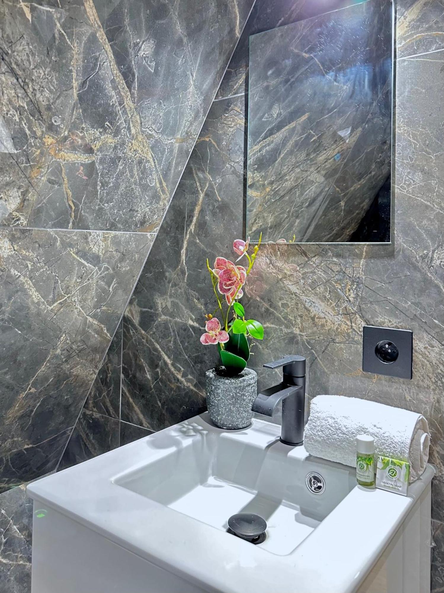 Le Marais' Finest Luxurious Apartment Paris Eksteriør billede