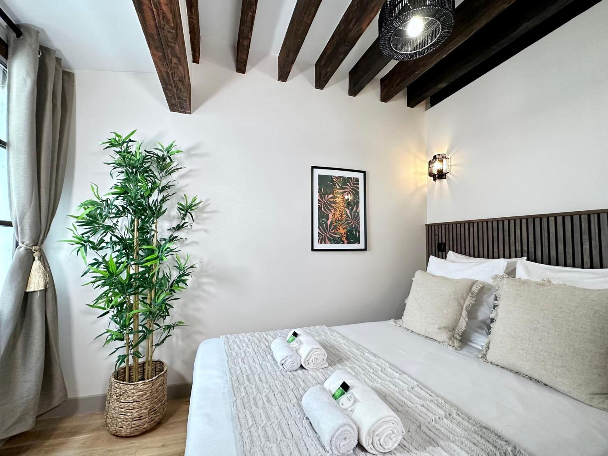 Le Marais' Finest Luxurious Apartment Paris Eksteriør billede