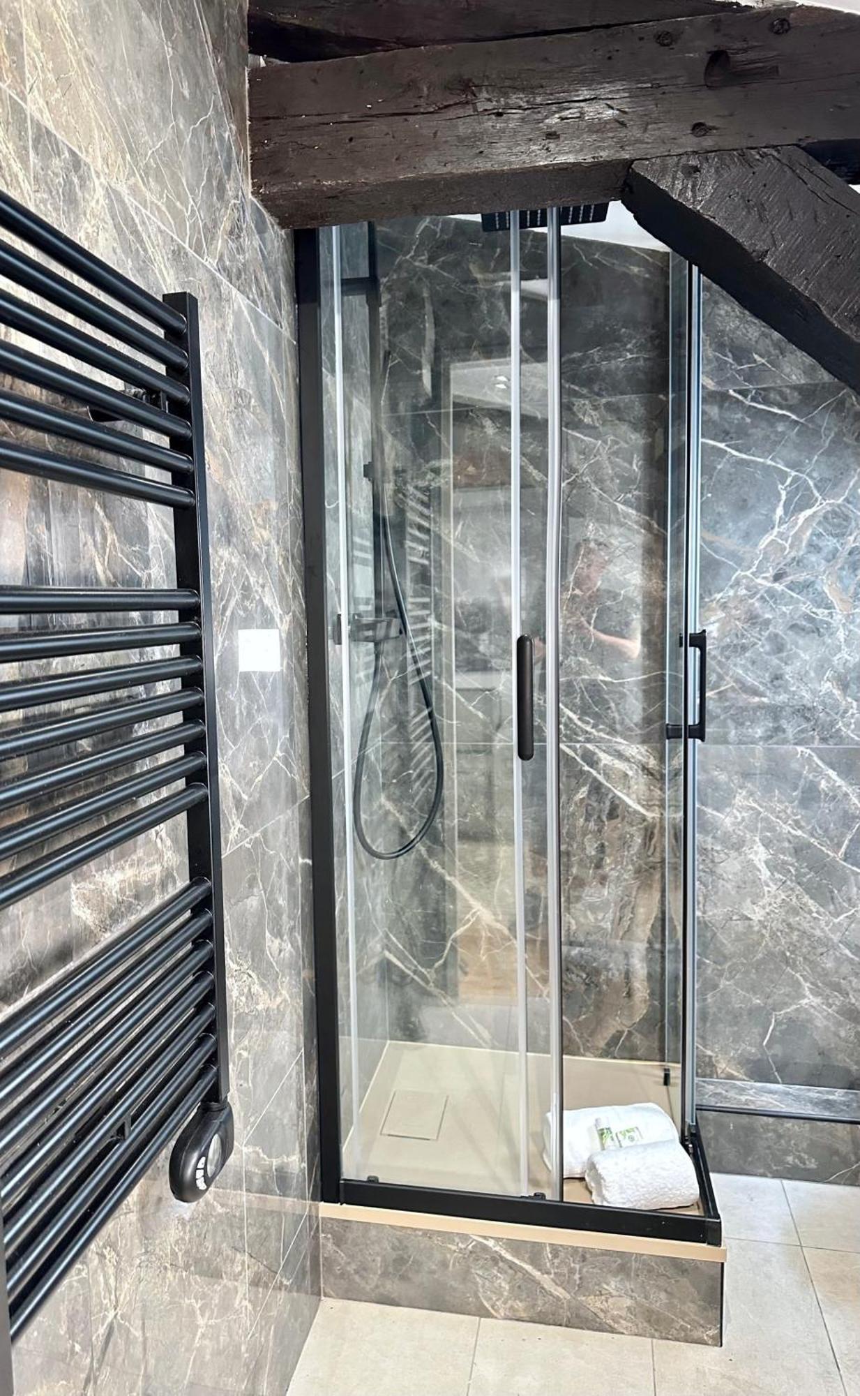 Le Marais' Finest Luxurious Apartment Paris Eksteriør billede