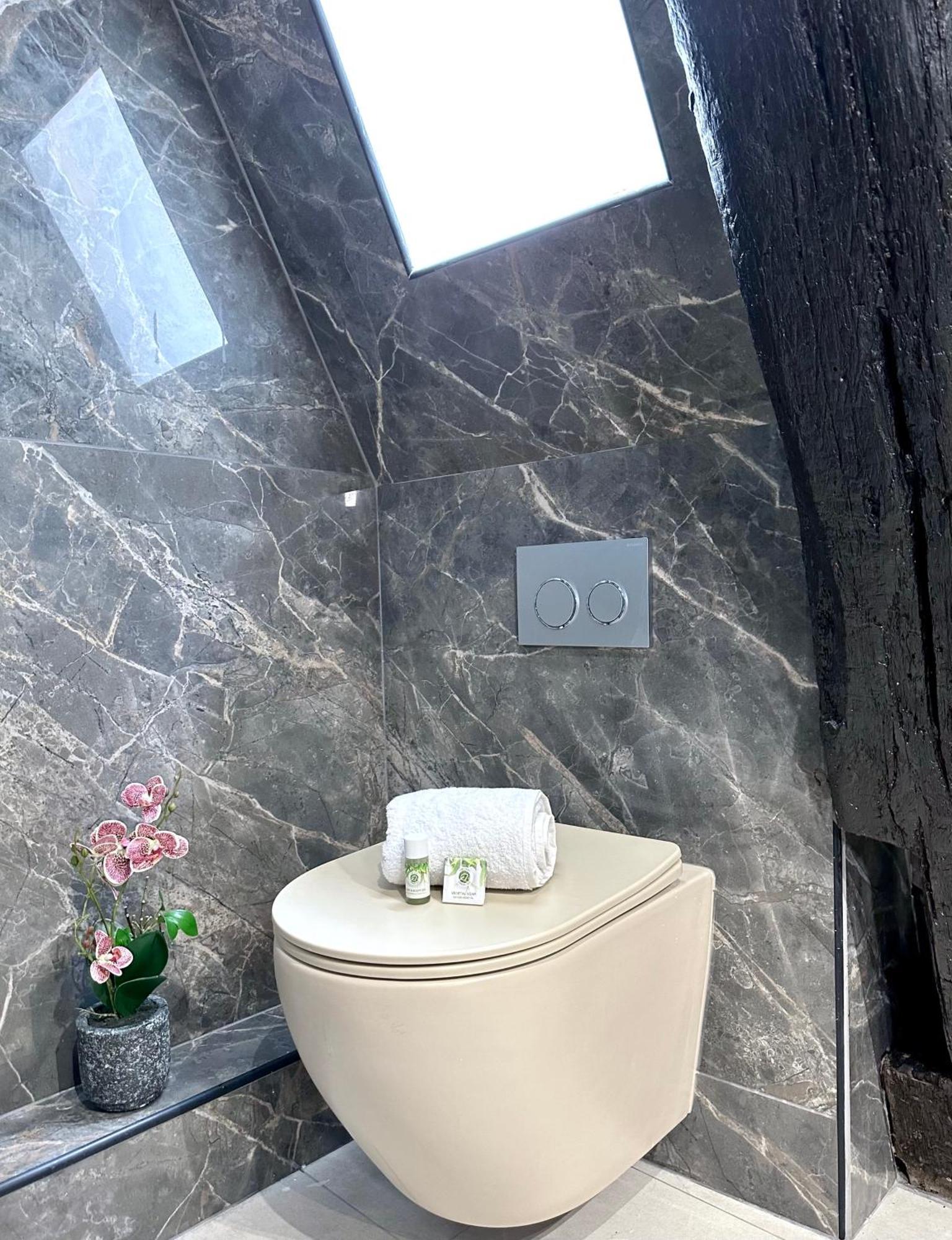 Le Marais' Finest Luxurious Apartment Paris Eksteriør billede