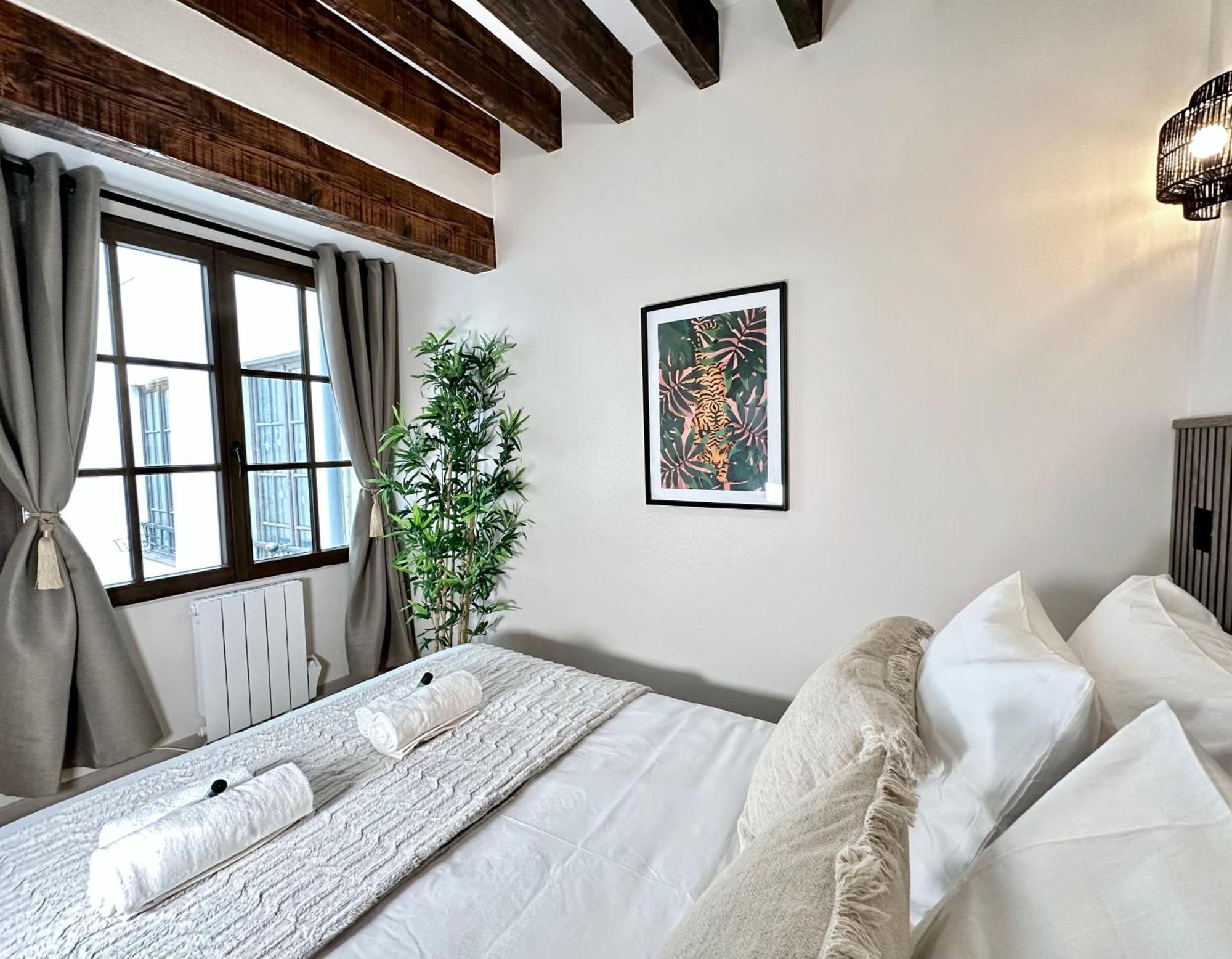 Le Marais' Finest Luxurious Apartment Paris Eksteriør billede